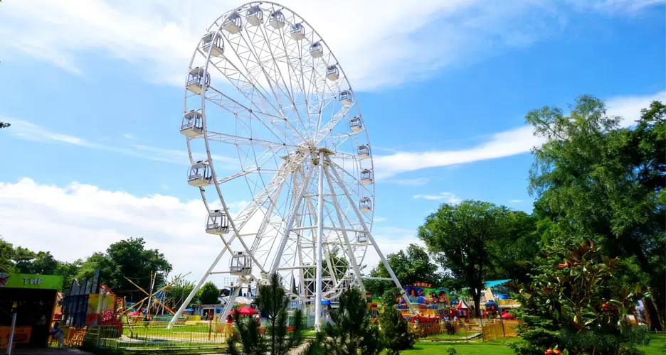 Колесо обозрения оживляет тематические и развлекательные парки