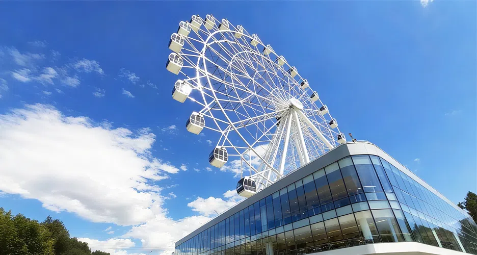 Колесо обозрения привлекает посетителей в торговые центры