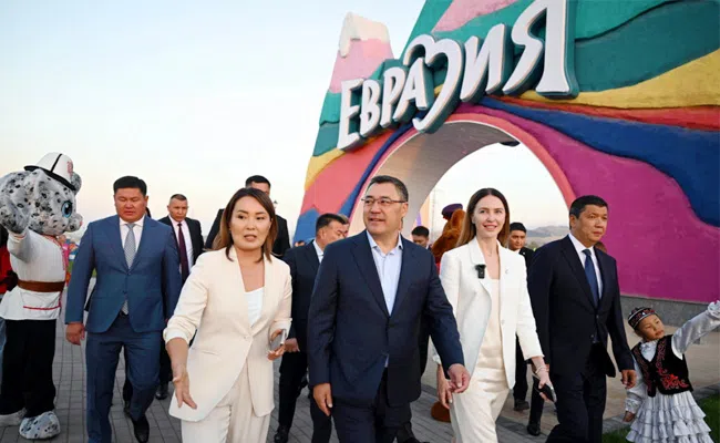 Лидеры России и Кыргызстана посещают парк «Евразия»