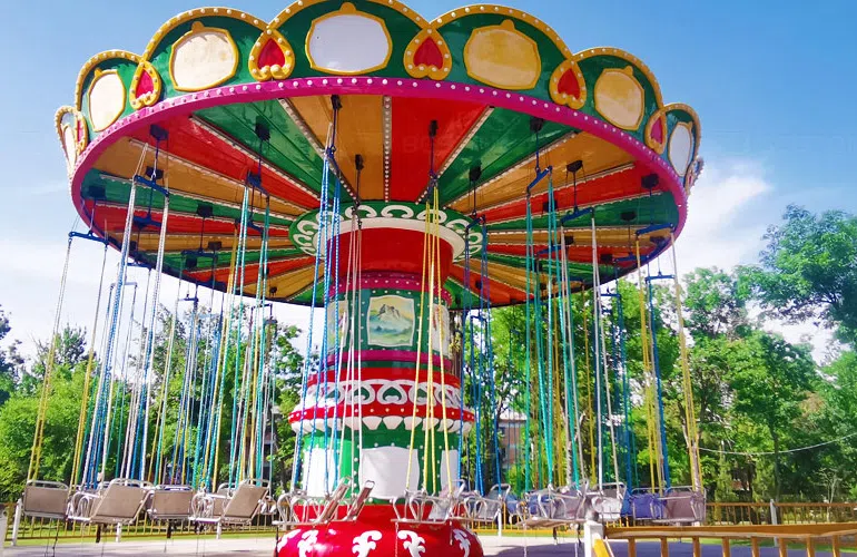 Аттракцион цепочка в городском парке, Таджикистан