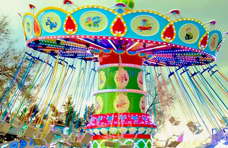 Большая цепочная карусель в горном парке, Казахстан